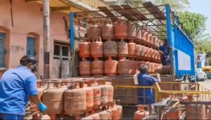Read more about the article ਘਰੇਲੂ LPG ਸਿਲੰਡਰ ਦੀਆਂ ਵਧੀਆਂ ਕੀਮਤਾਂ, 60 ਰੁਪਏ ਦਾ ਵਾਧਾ; ਈਰਾਨ ਯੁੱਧ ਦਾ Impact, ਜਾਣੋ ਨਵੇਂ ਰੇਟ