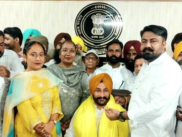 Read more about the article Punjab News: ਫਰੀਦਕੋਟ ਜ਼ਿਲ੍ਹਾ ਪ੍ਰੀਸ਼ਦ ਦੇ ਨਵੇਂ ਵਾਈਸ ਚੇਅਰਮੈਨ ਨੇ ਸੰਭਾਲਿਆ ਅਹੁਦਾ, AAP ਆਗੂਆਂ ਨੇ ਦਿੱਤੀ ਵਧਾਈ