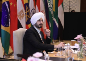 Read more about the article BRICS ’ਚ ਛਾਇਆ ਚਿੱਟੀ ਦਸਤਾਰ ਵਾਲਾ ਪੰਜਾਬੀ ਨੌਜਵਾਨ, ਪੰਜਾਬ ਪੁਲੀਸ ਅਧਿਕਾਰੀ ਦਾ ਪੁੱਤਰ Angad Singh Brar ਚਰਚਾ ’ਚ