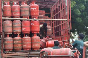 Read more about the article Free LPG Cylinder: ਹੋਲੀ ਤੇ ਦੀਵਾਲੀ ’ਤੇ ਮਿਲਣਗੇ 2 ਮੁਫ਼ਤ ਗੈਸ ਸਿਲੰਡਰ, ਯੋਗੀ ਸਰਕਾਰ ਨੇ ਯੋਜਨਾ ਜਾਰੀ ਰੱਖਣ ਨੂੰ ਦਿੱਤੀ ਮਨਜ਼ੂਰੀ