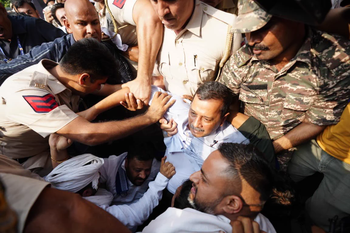You are currently viewing CJP Protest: ਕੇਜਰੀਵਾਲ, ਮਮਤਾ ਬੈਨਰਜੀ ਸਮੇਤ ਕਈ ਆਗੂ ਹਿਰਾਸਤ ’ਚ, ਦਿੱਲੀ ’ਚ ਤਣਾਅਪੂਰਨ ਮਾਹੌਲ