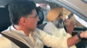 Read more about the article ਪ੍ਰਧਾਨ ਬਣਨ ਤੋਂ ਬਾਅਦ ਪਹਿਲੀ ਵਾਰ ਅੰਮ੍ਰਿਤਸਰ ਪਹੁੰਚੇ ਪਰਗਟ ਸਿੰਘ, ਸ੍ਰੀ ਦਰਬਾਰ ਸਾਹਿਬ ਟੇਕਣਗੇ ਮੱਥਾ; ਸਚਿਨ ਪਾਇਲਟ ਖੁਦ ਚਲਾਉਂਦੇ ਨਜ਼ਰ ਆਏ ਕਾਰ