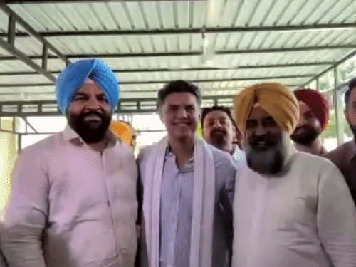 Read more about the article ਪੰਜਾਬ ਕਾਂਗਰਸ ‘ਚ ਮੁੜ ਹਲਚਲ, ਵੜਿੰਗ ਦੇ ਸਮਰਥਕ ਦਿੱਲੀ ਪਹੁੰਚੇ; ਪ੍ਰਗਟ ਸਿੰਘ ਅੱਗੇ ਸੰਗਠਨ ਨੂੰ ਲੈ ਕੇ ਕੀ ਹੋਵੇਗਾ ਅਗਲਾ ਕਦਮ?